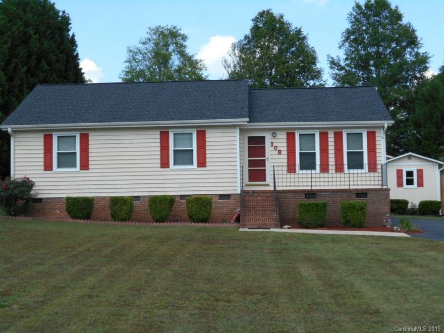 Must see this 3 bedroom/2bath home located close to downtown Fort Mill.  Home is immaculate and in move-in condition.  There is new laminate in the family areas and new carpet in the bedrooms.  Enjoy the bright sunroom.  There is also a great workshop in the backyard.  "Rhino" paint on the exterior of home.