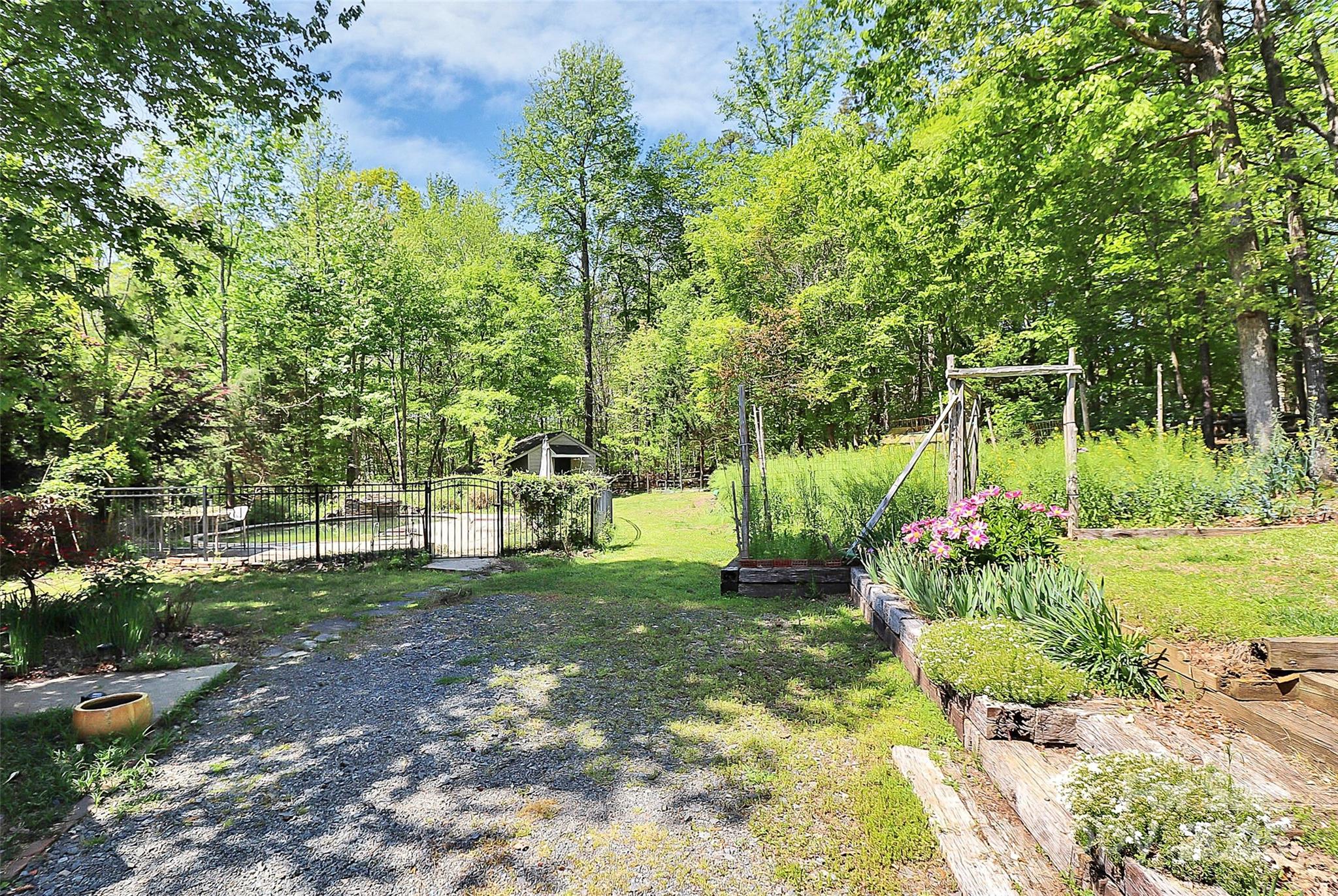 729 Lochaven Road