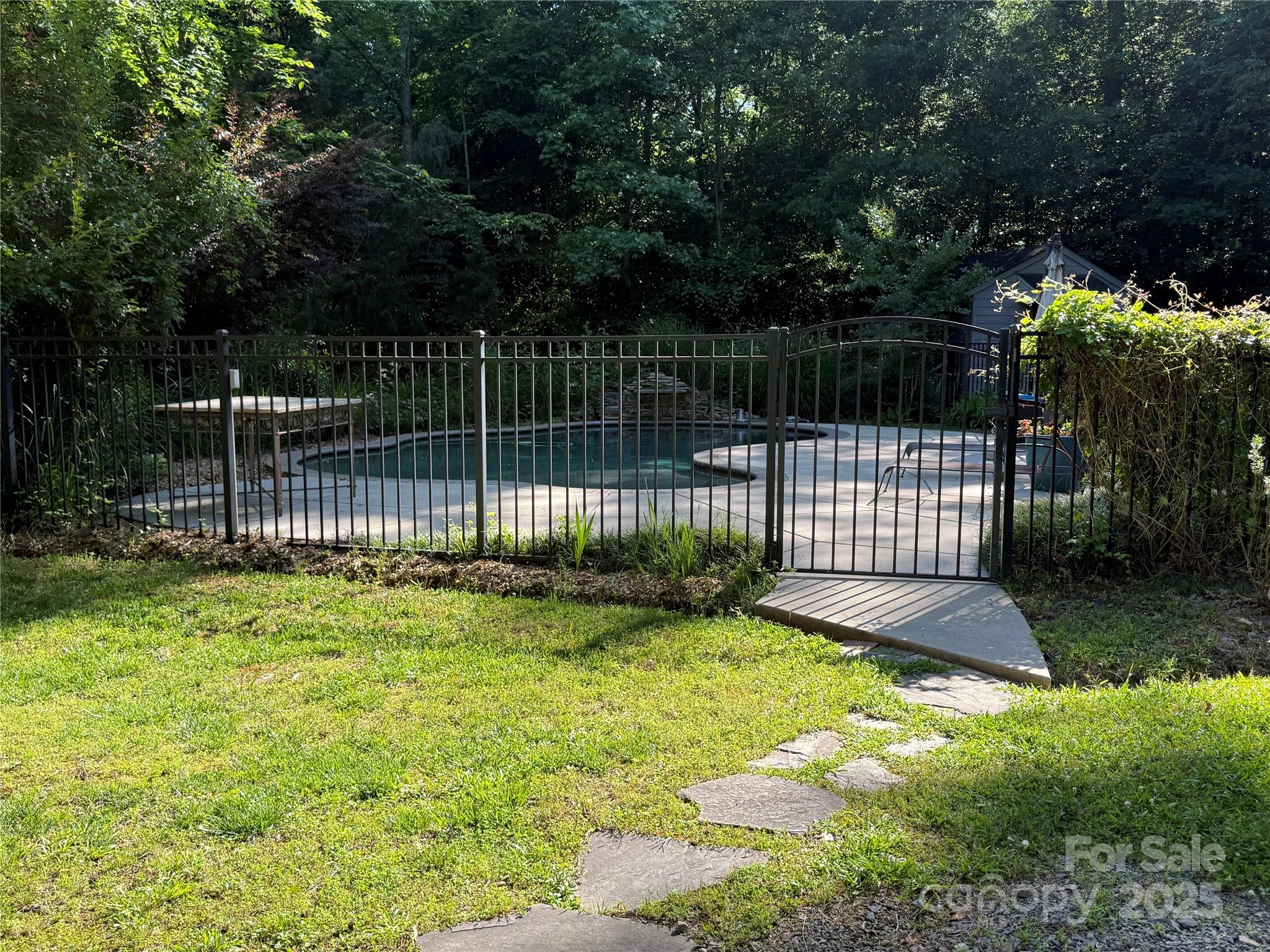 729 Lochaven Road