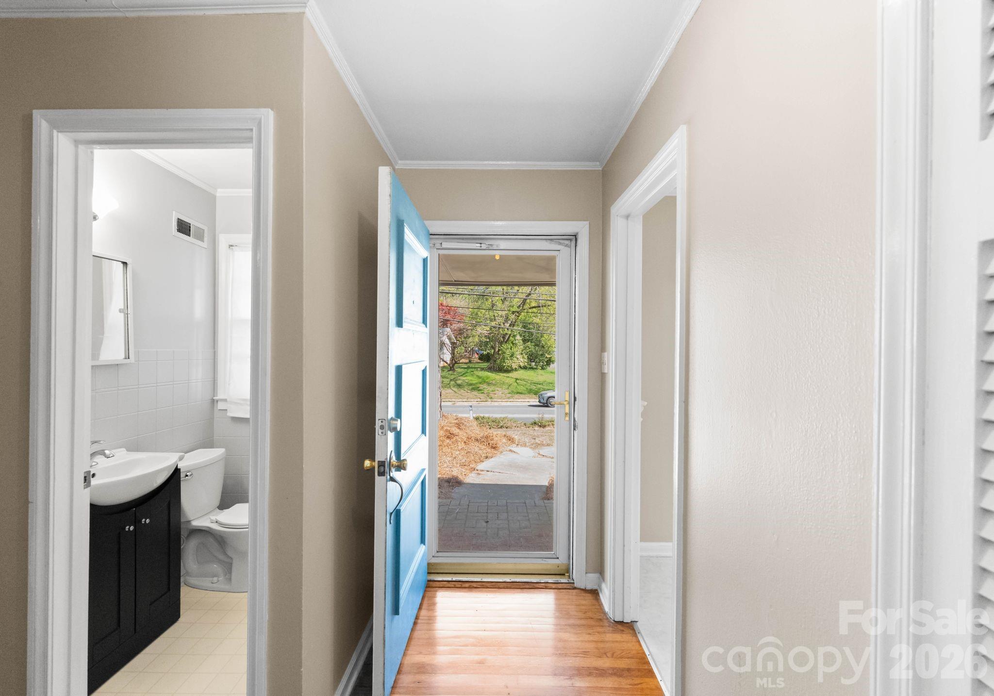 1136 E Woodlawn Road