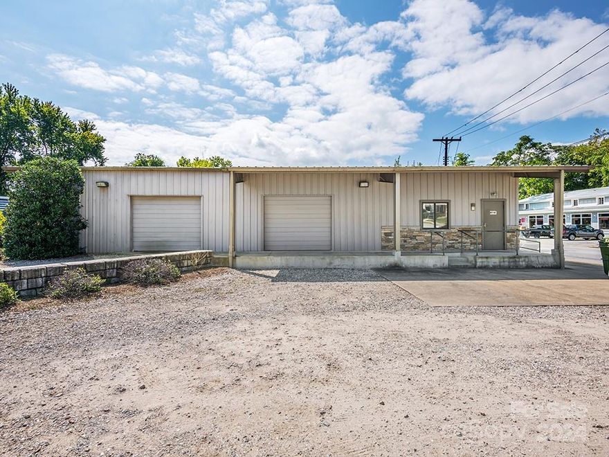 This property is placed on a level site right off of  S King Street downtown Hendersonville. High visibility and walkable to downtown, this building offers flexible uses from warehouse, retail to flex space for multi tenant use.