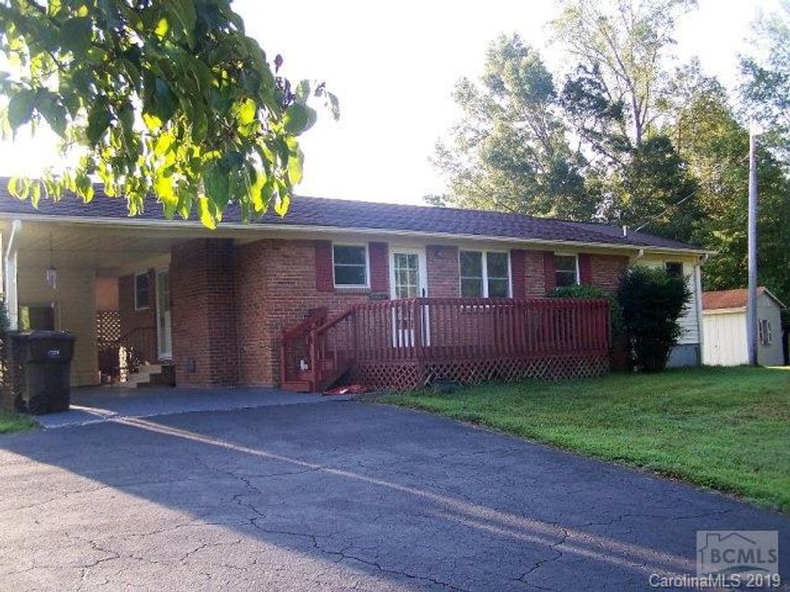 Cute 3 bedroom 2 bath home that has been recently renovated.  New ceramic tile, hardwood floors, fireplace, covered back porch. This home is ready to move in.  $119,900