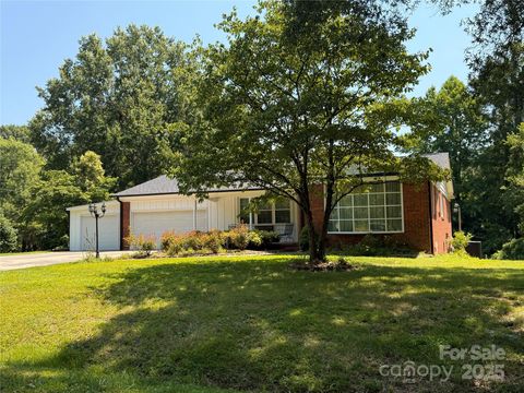 Photo of 2405 Forrestbrook Drive, Kannapolis, NC 28083 (MLS # 4266411)
