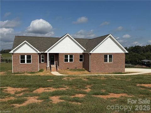 Photo of 130 Oak Pointe Lane, Wilkesboro, NC 28697 (MLS # 4371022)