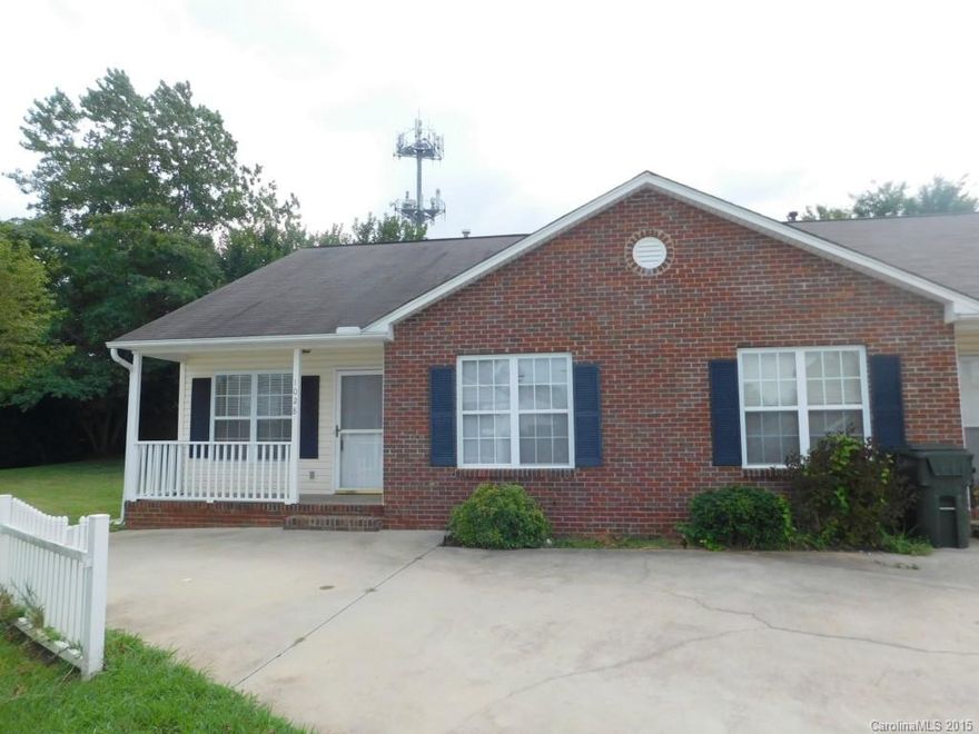 Well Maintained 2 Bed/2 Bath Townhome Perfect for 1st Time Homebuyer or Investor.  Large Great Room w/Dining Area.  Great Front Porch, Back Patio Area & Large Side Yard Make this Home even more attractive. Convenient to Shopping, Dining & I-77.