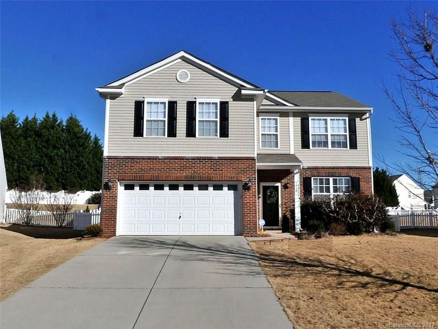 Pretty home in an established neighborhood! Neighborhood HOA now in partnership with Matthews Swim and Tennis club.