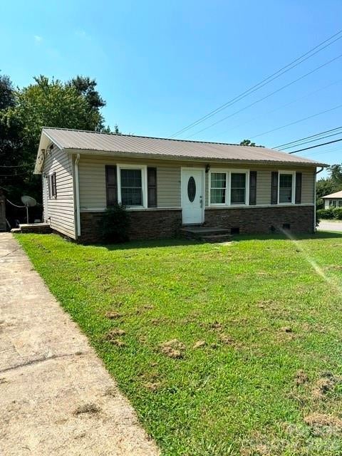 Photo of 601 E Saunders Avenue, Newton, NC 28658 (MLS # 4416913)