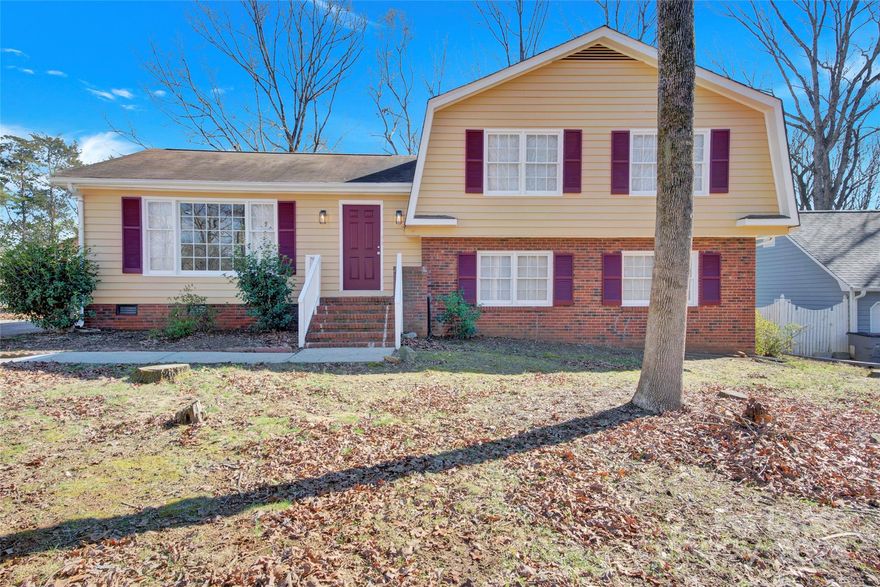 RENTAL LISTING IN CONVENIENT SOUTH CHARLOTTE NEIGHBORHOOD. VACANT AND AVAILABLE MARCH 1ST, 2024.