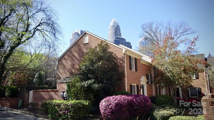 Quiet Townhome in Uptown Historic Fourth Ward - 8th and N Poplar. Unique 2 Bedroom and 2.5 Bathroom, 1280 sf - 2-story end-unit townhome (no neighbors above or below) - street level gated walk-up, and set back off the street for extreme privacy, with off-street parking, and located in a small 25 unit complex in Fourth Ward - 5 minute walk to heart of Uptown Charlotte. This is a gated community in Fourth Ward and not located in a tower.