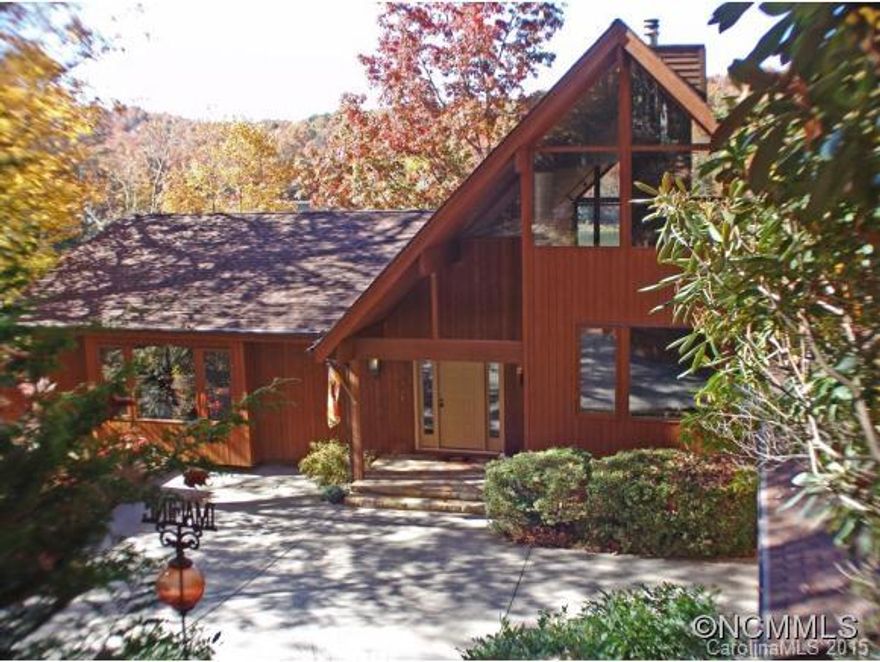 LIGHT & BRIGHT cedar sided home ONE level living! DBL Lake LOT w/magnificent VIEWS & 352' of water's edge! LG GR w/HWood Flrs & Wall of windows one side & Massive Rock Gas Log FP on the other. Vaulted high wood beamed ceilings throughout. LG kitchen w/HWood Flrs, solid surface counter tops & cooktop island. LG Upper & Lower Decks full length of home. Raised Gardens. Private Dock. New Roof 2014. Trane Dual HP 2008. A MUST See! CFPOA UAFee $8000