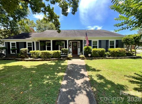 Photo of 7319 Chatterbird Court, Charlotte, NC 28226 (MLS # 4377995)