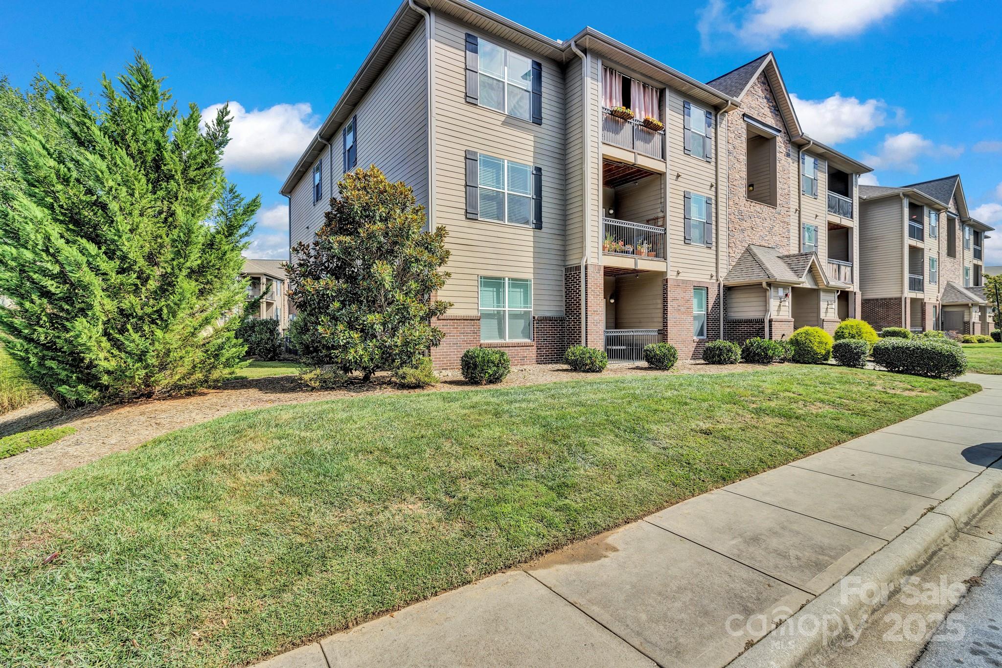 91 Brickton Village Circle 102