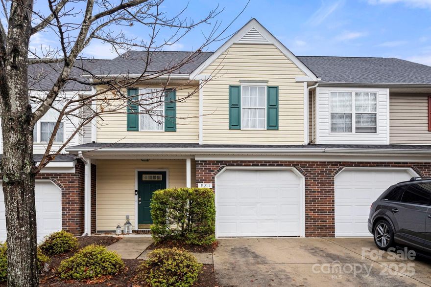 Charming Renovated Townhouse in Pineville
Discover this beautiful 2-bedroom, 2-bathroom townhouse, located in one of Pineville’s most pleasant and peaceful condominium communities. The property has been tastefully renovated, offering a modern, welcoming, and functional living space.
Upon entering, you’ll enjoy a bright and open living area with neutral paint colors, perfect for any decorating style. The kitchen, in excellent condition, features quality finishes and the ideal layout for everyday living.
Both bedrooms are comfortable and well-distributed, and the bathrooms have been updated to provide style and convenience.
Located in a prime area, this home offers quick access to shops, restaurants, parks, and major city routes—while still providing the tranquility of a beautiful community.