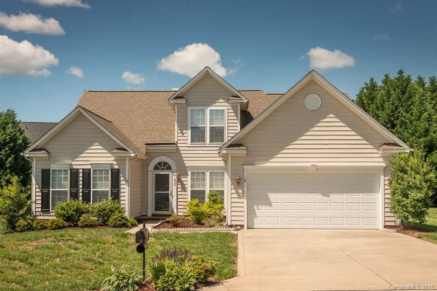 Desirable Fort Mills Schools the 1.5 Home located in an established neighborhood Knightsbridge. This home offers the master bedroom on the main level along with 2 additional bedrooms on the main with a secondary full bath.
Formal dining/Study with an open floorplan, and plenty of natural light. The kitchen has 42" cabinets and tons of storage and counter space along with an oversized eat in breakfast area. Spacious bonus room upstairs. Situated on a cup de sac road and a large backyard