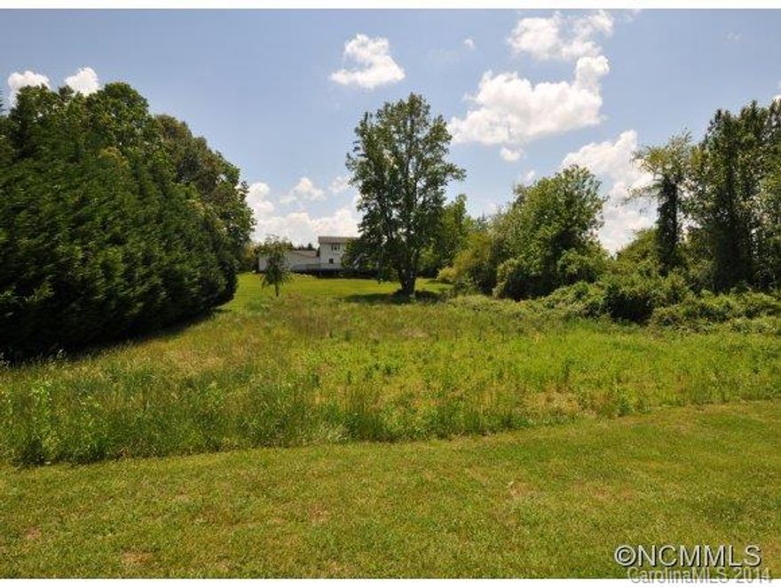 Desirable easy to build on level to rolling lot near end of quiet, dead end street. Location is convenient to I-26, shopping and 4-Seasons Blvd. Suitable for stick built or off frame modular.