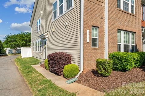 Photo of 8211 Viewpoint Lane, Cornelius, NC 28031 (MLS # 4370987)
