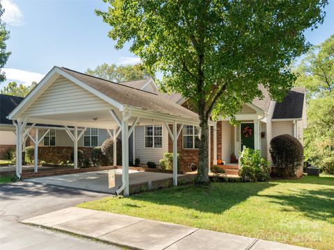 Photo of 59 N Creekside Court, Hendersonville, NC 28791 (MLS # 4310330)