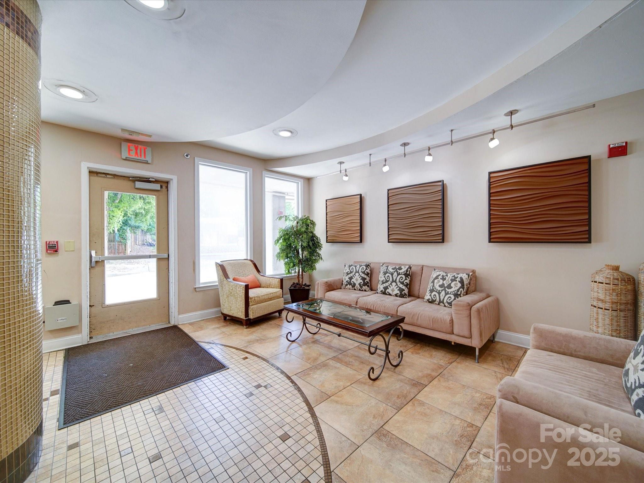 1000 E Woodlawn Road 402
