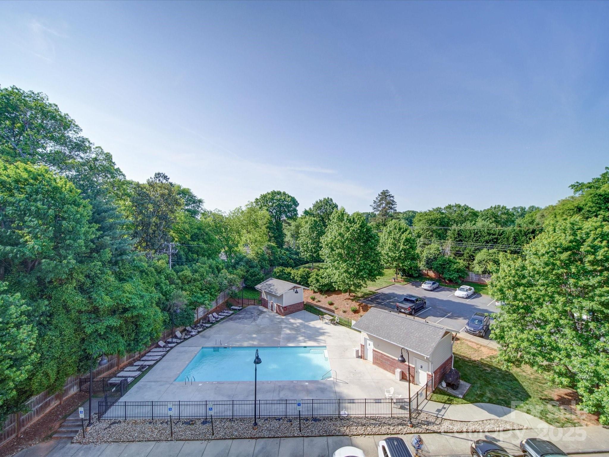 1000 E Woodlawn Road 402