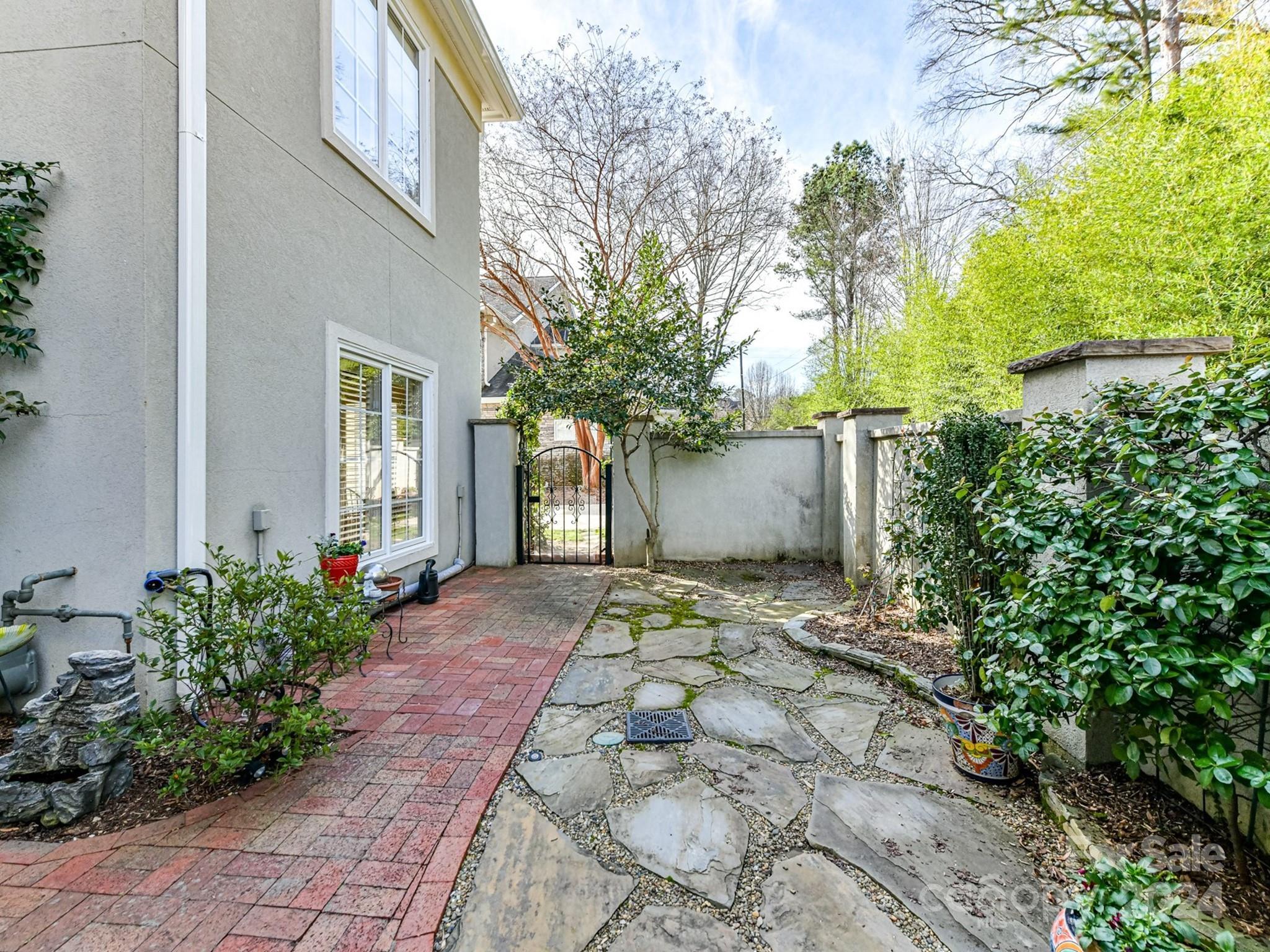 Royal Crest - Residential