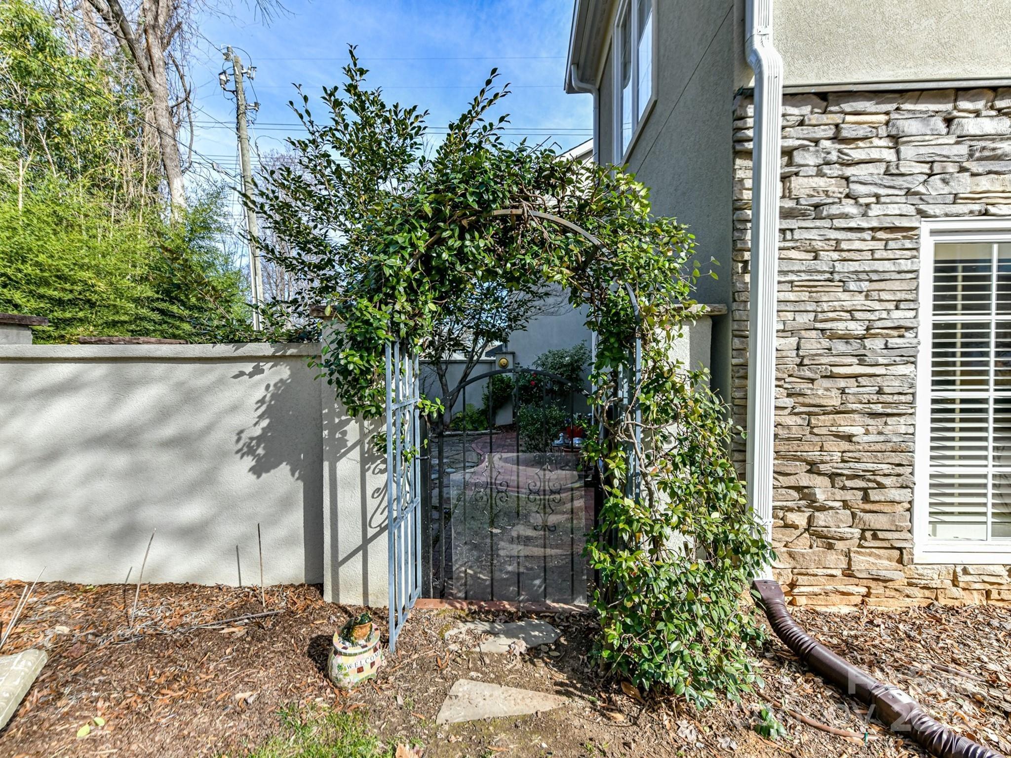 Royal Crest - Residential