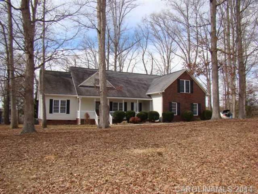 Great ranch, split bedroom plan on 1.3 wooded acres in Oakcreek subdivision. 10' ceilings, large formal Dining Room and Great Room with gas log fireplace. Kitchen looks into breakfast room overlooking rear yard. Rocking chair front porch and screened porch in rear off G.R. and Kit. Large Master with sitting room. Permanent stairs to unfinished upper level. Great for storage, but easily finished.