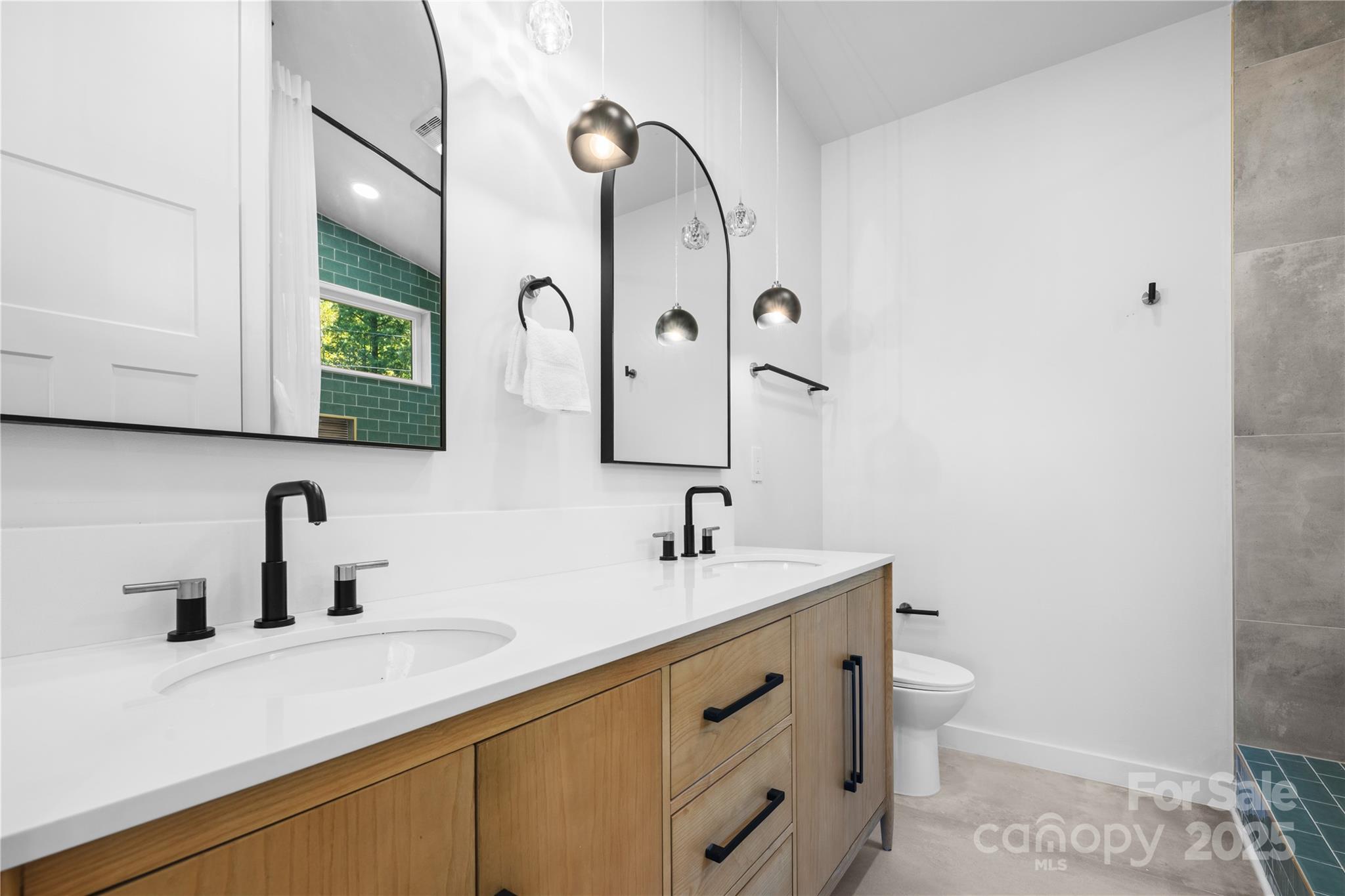 Boone, North Carolina 28605, United States, 3 Bedrooms Bedrooms, ,5 BathroomsBathrooms,Residential,Active,231889