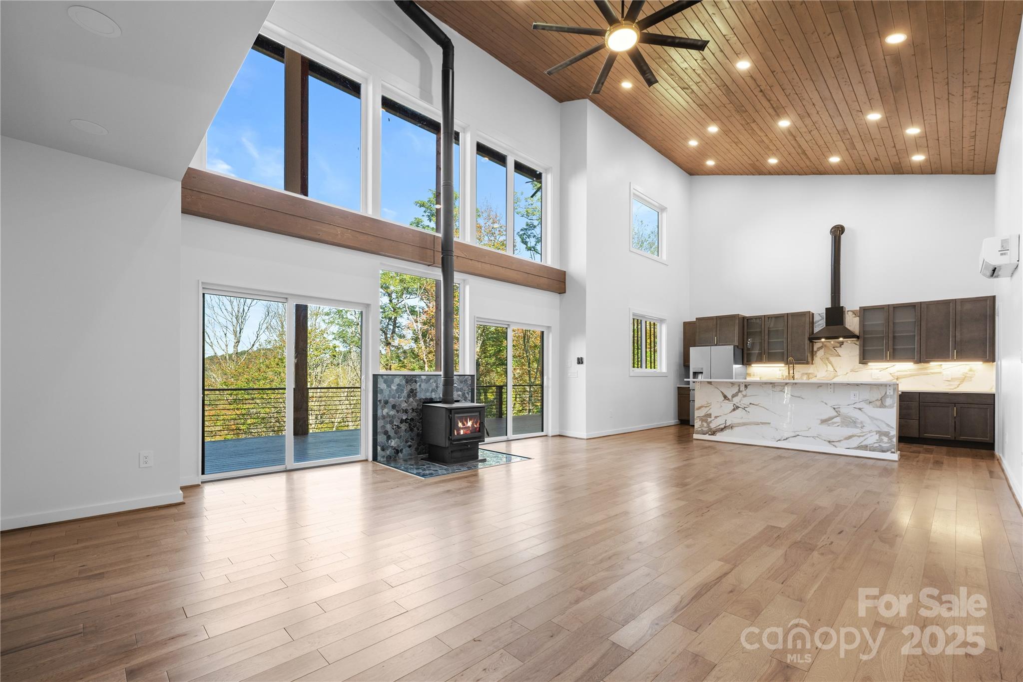 Boone, North Carolina 28605, United States, 3 Bedrooms Bedrooms, ,5 BathroomsBathrooms,Residential,Active,231889