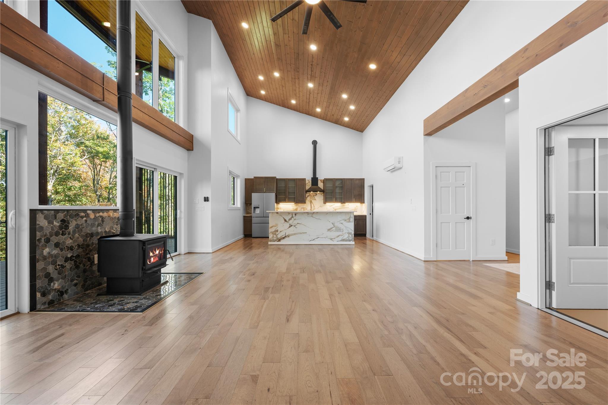 Boone, North Carolina 28605, United States, 3 Bedrooms Bedrooms, ,5 BathroomsBathrooms,Residential,Active,231889