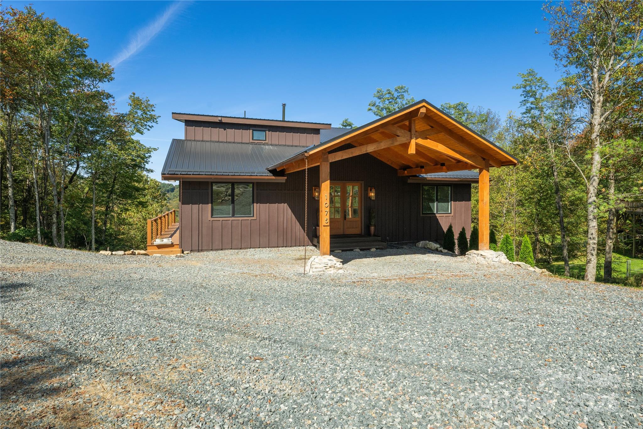 Boone, North Carolina 28605, United States, 3 Bedrooms Bedrooms, ,5 BathroomsBathrooms,Residential,Active,231889