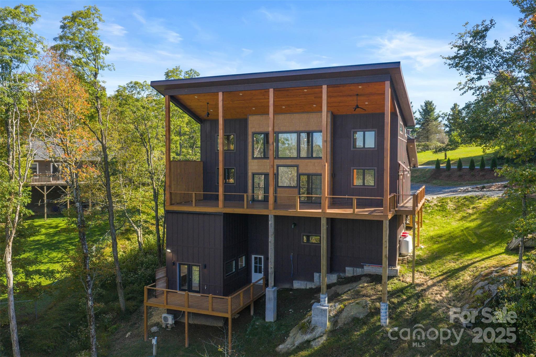 Boone, North Carolina 28605, United States, 3 Bedrooms Bedrooms, ,5 BathroomsBathrooms,Residential,Active,231889