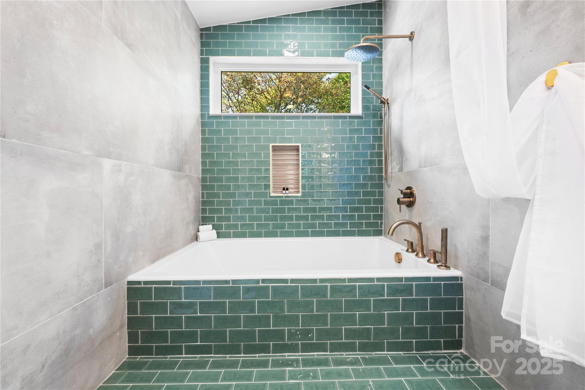 Boone, North Carolina 28605, United States, 3 Bedrooms Bedrooms, ,5 BathroomsBathrooms,Residential,Active,231889