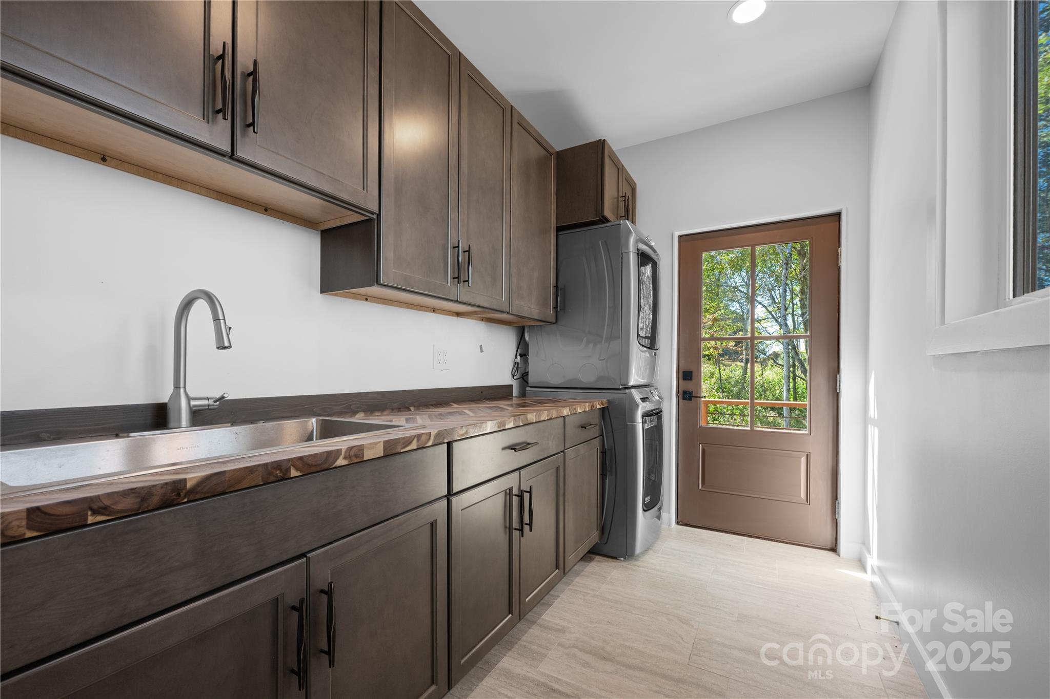 Boone, North Carolina 28605, United States, 3 Bedrooms Bedrooms, ,5 BathroomsBathrooms,Residential,Active,231889