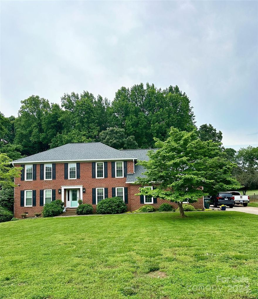 LOCATION! LOCATION! LOCATION! This stunning 4 bedroom home in Su San Farms sits on a large fenced in lot and is LOADED with updates! You do NOT want to miss this home!