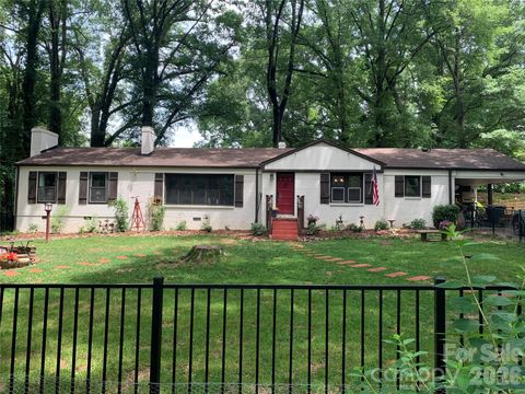 Photo of 608 W 4th Avenue, Gastonia, NC 28052 (MLS # 4385881)