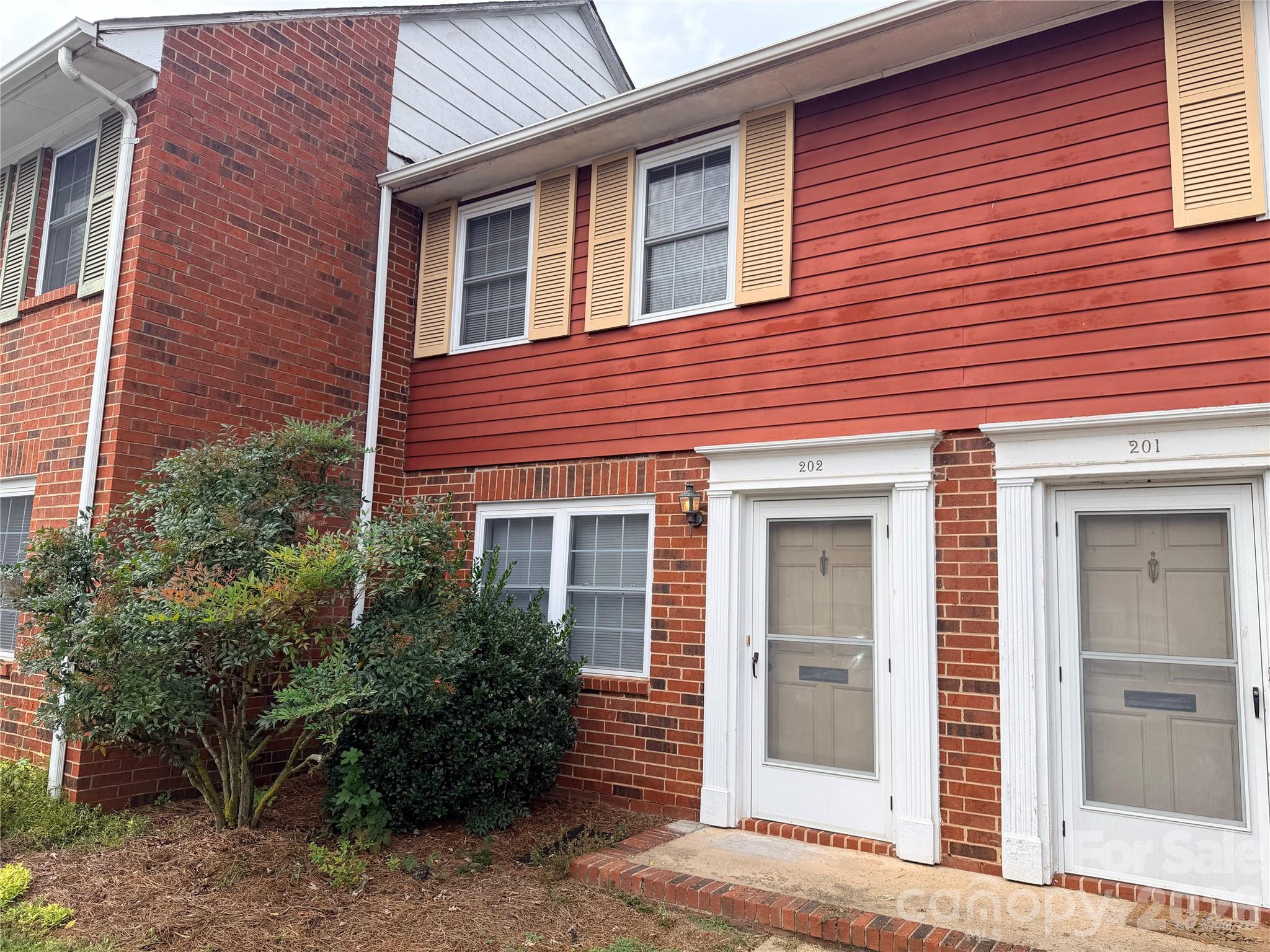 1300 Larchmont Place 202