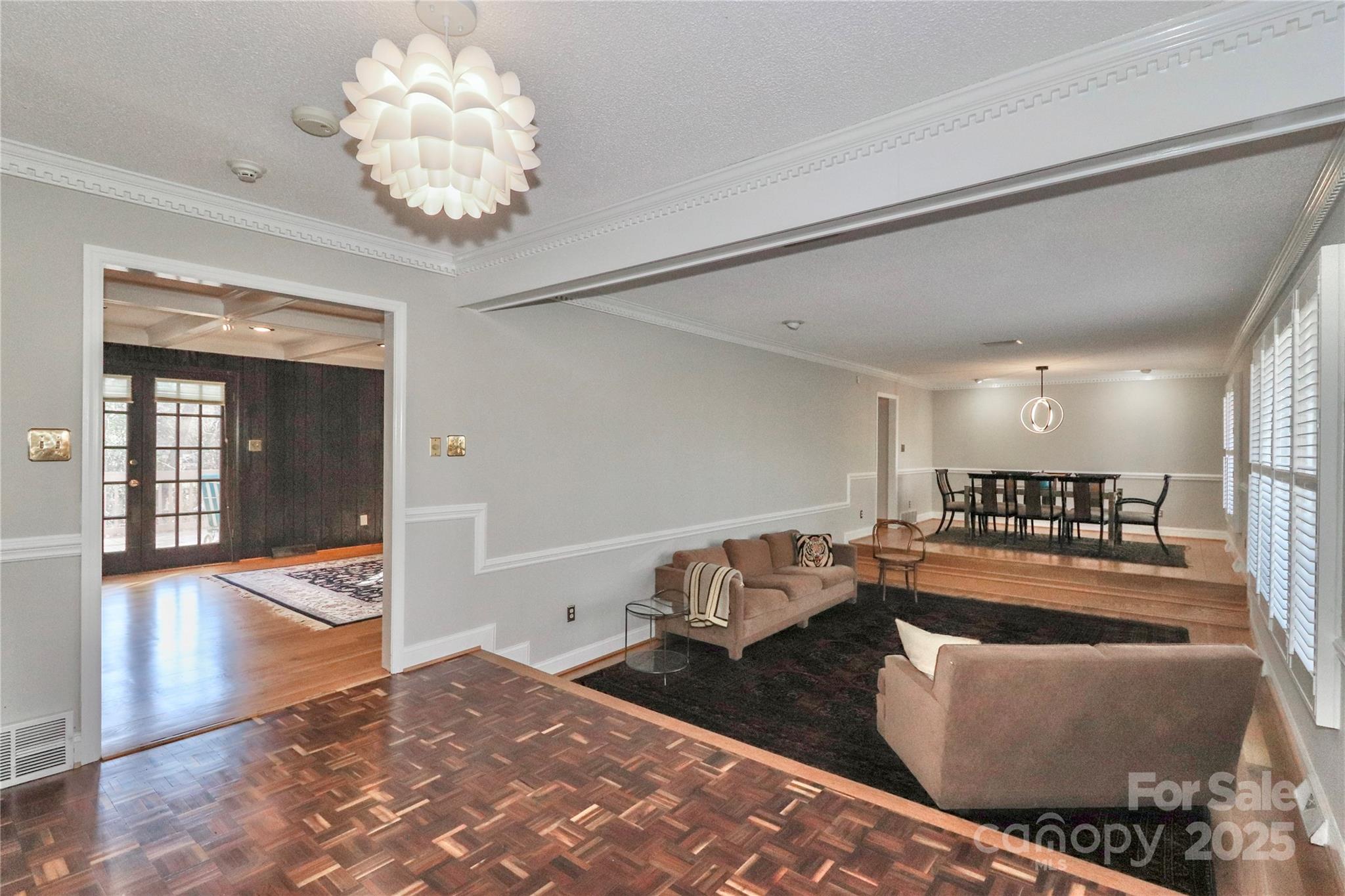 251 Gleneagles Road E