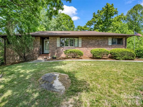 Photo of 156 Deer Run, Hendersonville, NC 28739 (MLS # 4380359)