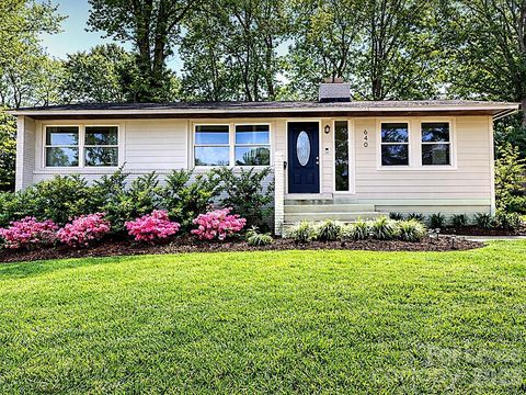 Photo of 640 Manhasset Road, Charlotte, NC 28209 (MLS # 4362592)