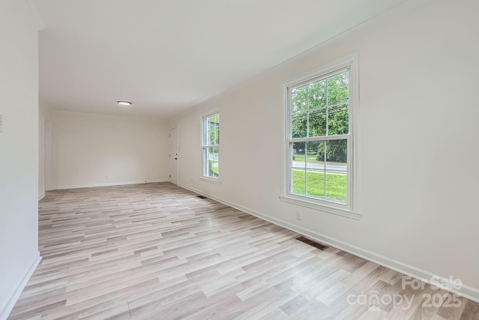 1224 E Woodlawn Road