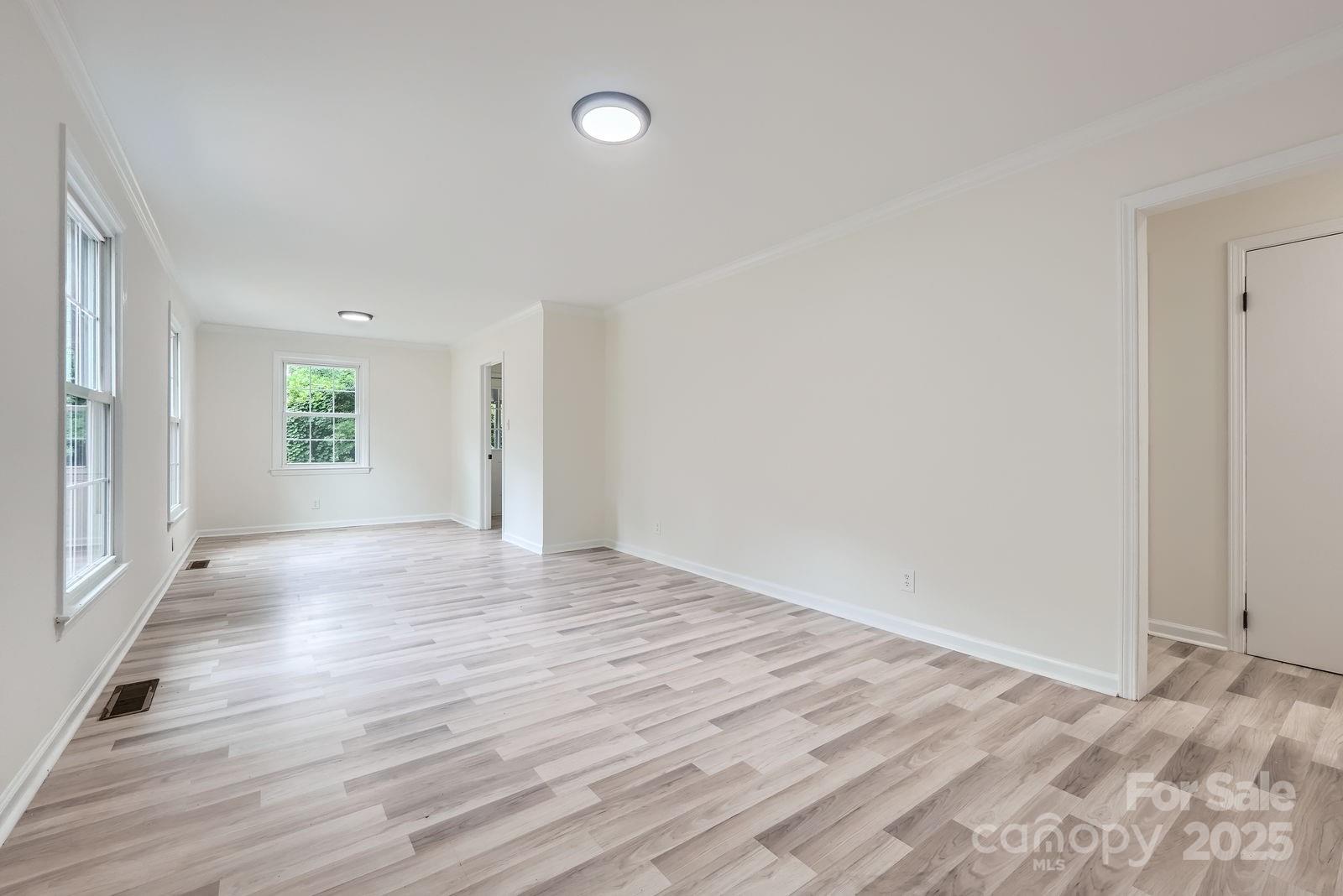 1224 E Woodlawn Road