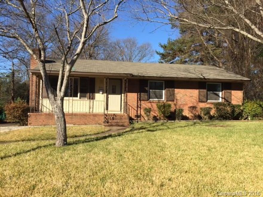 3 bedroom, 1 bathroom ranch home with fenced in yard. Freshly painted, laminate and hardwood floors throughout, new refrigerator. Large living room, den, laundry/utility room. Hall bath with double sink. Minutes to Uptown Charlotte and Plaza/Midwood area. Non-smoking home.