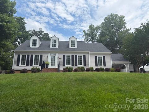 Photo of 4013 Bridgewood Lane, Charlotte, NC 28226 (MLS # 4372184)