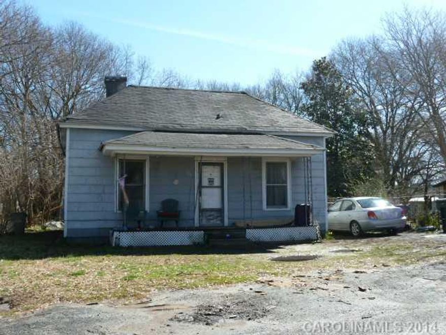 FORECLOSURE - REDUCED $10,000 FOR QUICK SALE  - Investors take note, 2BR,1BT,den,and kitchen. property Sold AS IS.