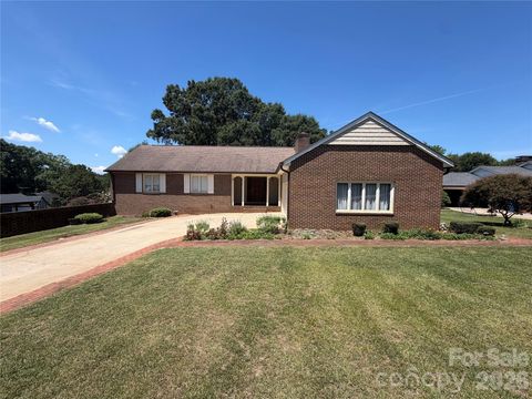 Photo of 3721 9th Street Drive NE, Hickory, NC 28601 (MLS # 4404973)
