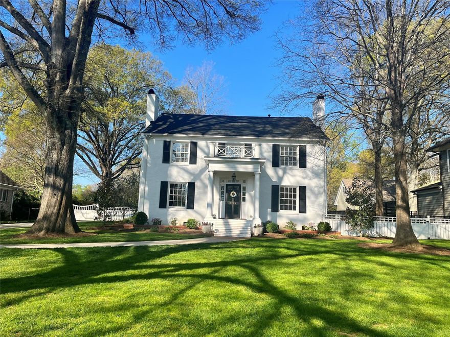 Fabulous 2 story updated traditional home on .61 acres on one of Myers Parks most beautiful streets.  Large addition on back of home provides a great room downstairs and a bonus room upstairs.  2 staircases, Office downstairs could be a 5th bedroom (there is a full bath next to it), and there is also a small playroom/office off of the Great Room.  Master suite has 2 walk in closets and master bath. 3 additional bedrooms and 2 additional baths upstairs.  Professionally landscaped yard. 2 car garage is a "drive through"- there are garage doors on both sides, providing an entry/exit onto Idlewood in addition to Willow Oak.  Walk to Freedom Park.