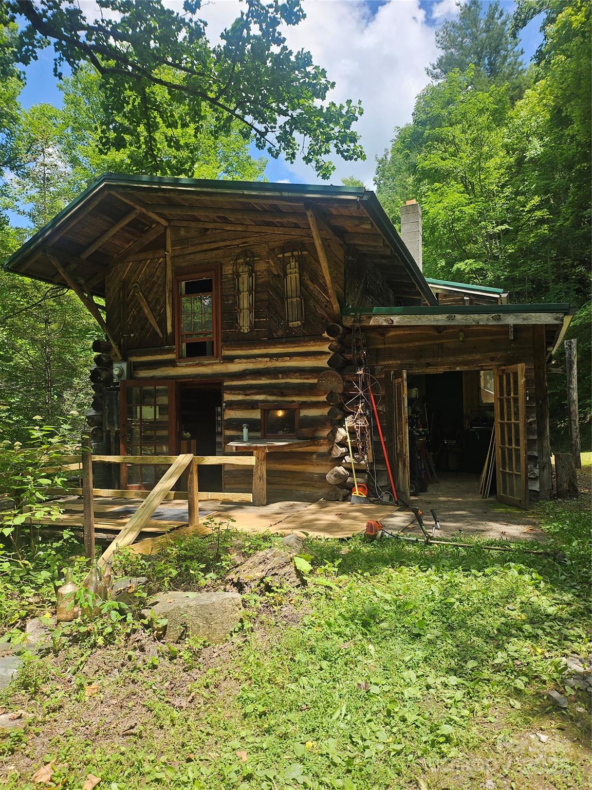 Main image without alt text