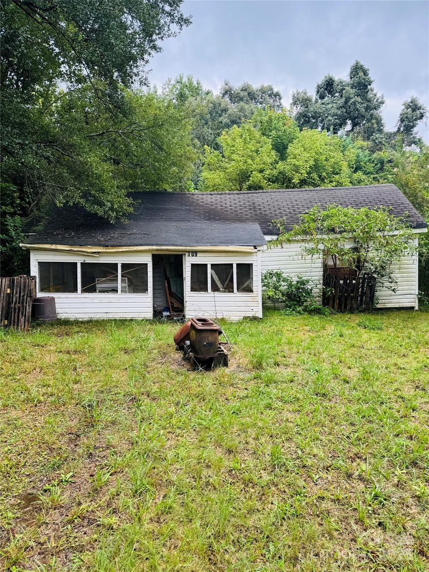 Prime redevelopment opportunity! This single-family lot features a distressed structure, making it an ideal teardown site. Build a brand-new 1,100–1,300 SF home—perfect for a profitable rental investment or a modern starter home. Don’t miss this chance to maximize value in a growing area. Buyers to verify setbacks, utilities, and all material facts with the city. Seller does not have a survey.