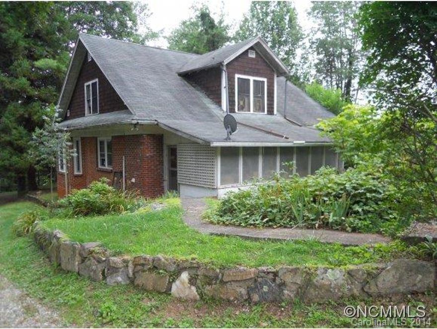 1950's charmer in original condition with amazing bones just minutes to Downtown Marshall. Large rooms, front & rear porches, nice level front & back yard, detached double car garage, and old tobacco barn on the right side of Redmon above the French Broad River.
