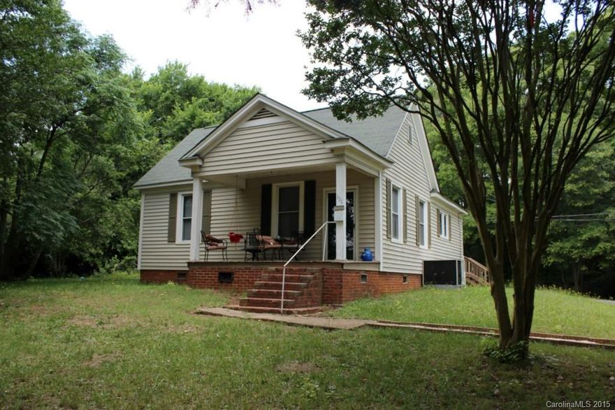 This 2 bedroom, 1 bath home in Fort Mill features a large front porch and back deck.  Being close to downtown and I-77, its location is very convenient and is USDA eligible!  Home is currently rented on a month to month basis.  Tenants require 48 hour notice of all showings.  Year built is approximate.